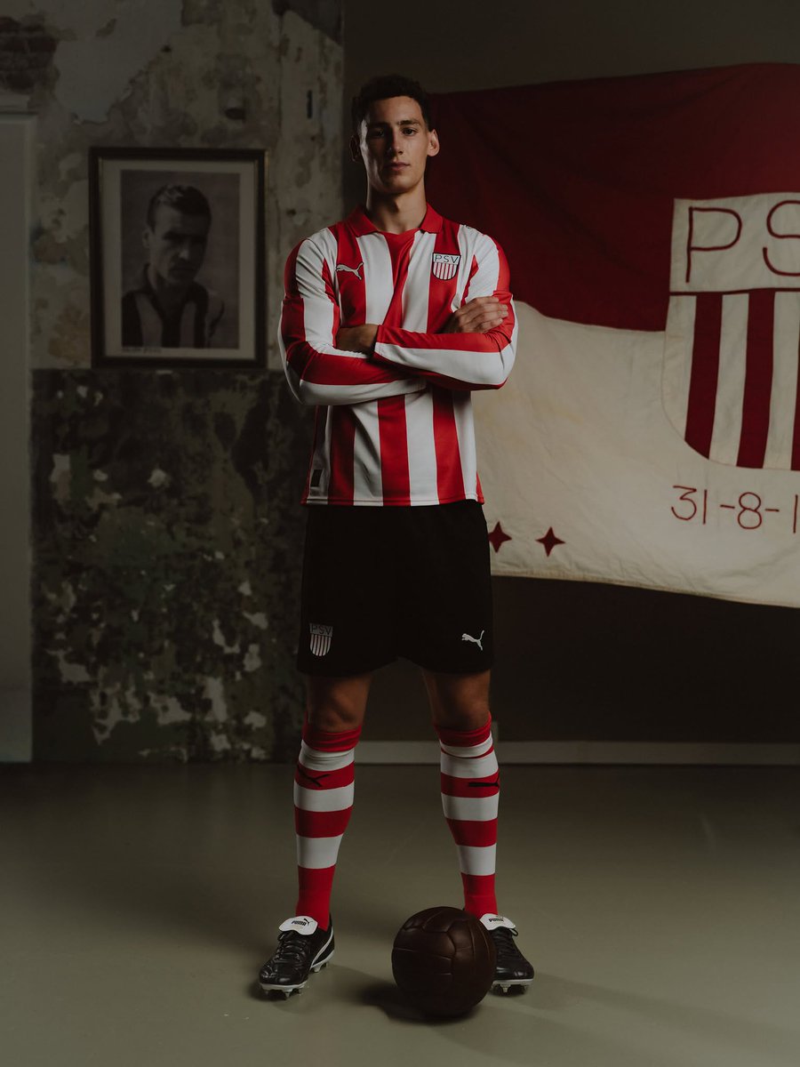 EleteTSC's tweet photo. 🇳🇱🔙 @PSV y @pumafootball lanzaron una camiseta especial celebrando 100 años del nacimiento de Coen Dillen, quien tiene el récord de más goles anotados en una temporada de Eredivisie.

Bastones rojiblancos clásicos con cuello polo, escudo retro y sello alusivo a Het Kanon. https://t.co/UdHYQCGumH