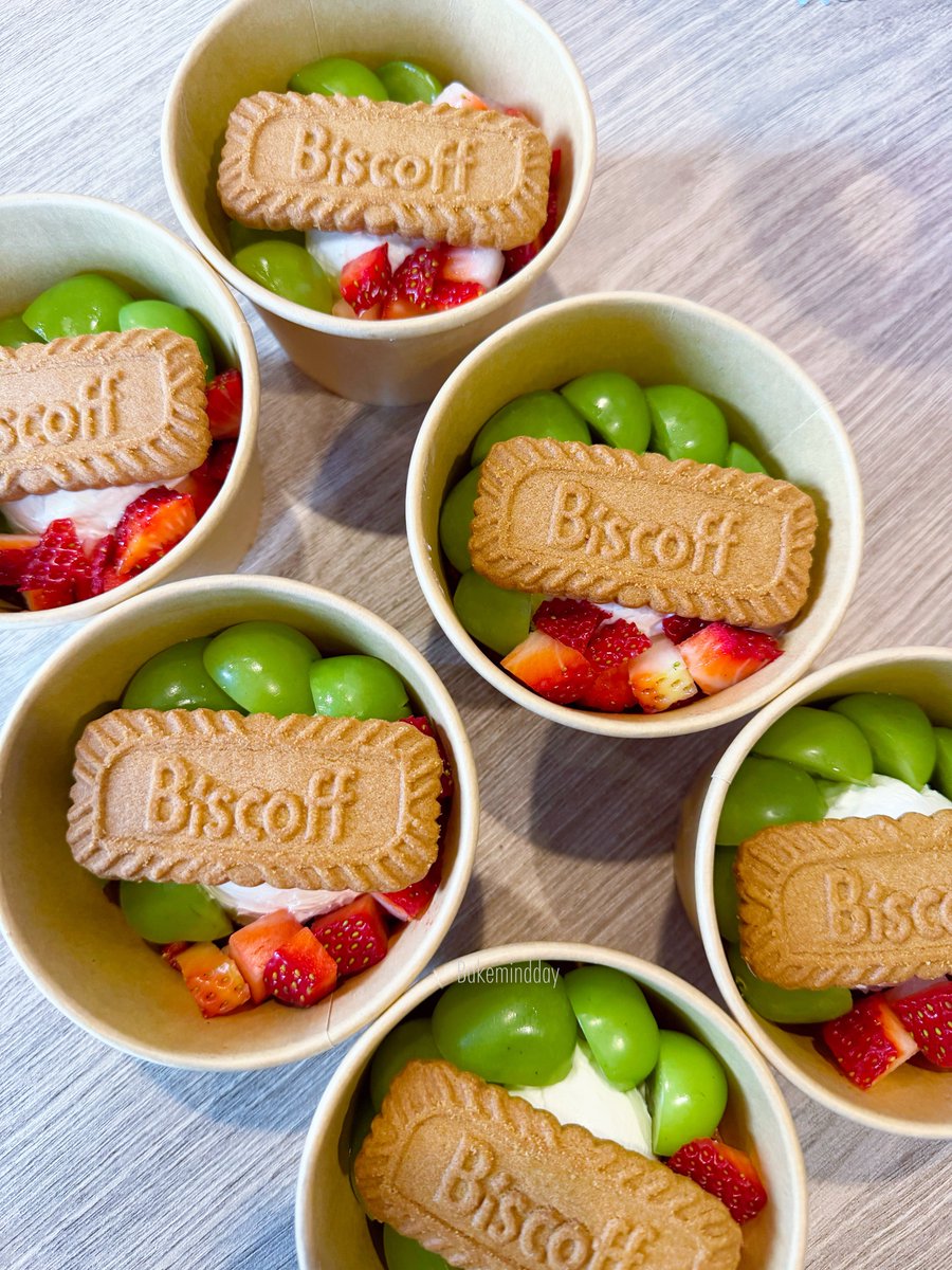 bakemindday's tweet photo. TOP3 Best Seller💯
“Strawberry &amp; Shine Muscat Greek yogurt  Biscoff” 🍓🍇

เริ่มจากฐาน Biscoff Crumble และ ปิดท้ายด้วย Biscoff Biscuit ราดน้ำผึ้งตอนทาน
ราคาเริ่มต้น 89 บาท ฟรีน้ำผึ้ง 

📍กรุงเทพส่งแมสได้ค่ะ

#Bakemindday 
#Greekyogurt 
#กรีกโยเกิร์ต https://t.co/1hBW7wkF1B