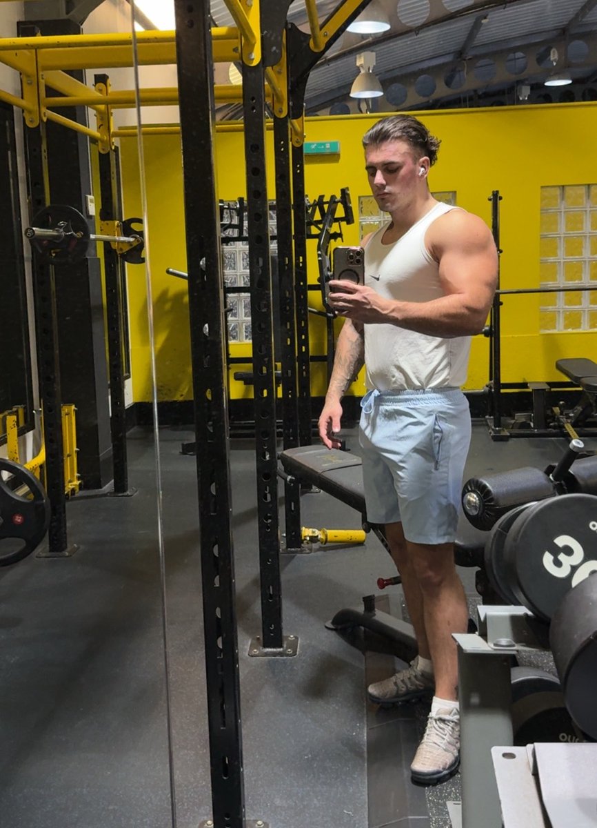 CashmasterAB's tweet photo. You can admire the physique all you want… but if you want my attention, you already know what comes first😈💸

#Findom #MaleFindom #MuscleDom #GymDom #PayPig #FinancialDomination https://t.co/Eu4LxakAw7