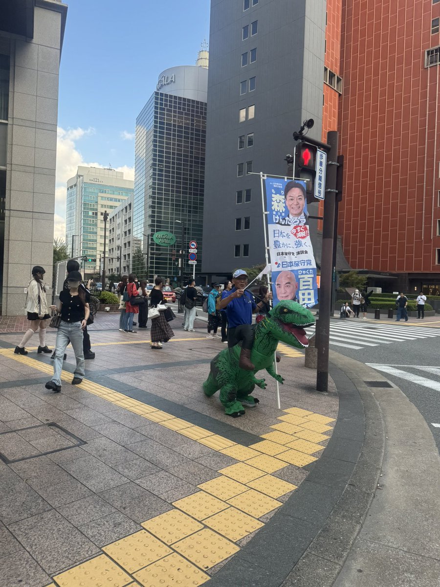 chisecherry1's tweet photo. 🦖様が天神で1人旗見せしてくれました🙏
朝から来てくれて、午後も…しかも長時間😭
急遽よかよか号も後方支援に向かいました💨
１人ひとりが精一杯の応援を😃
#福岡市 https://t.co/w6inVaO5eC