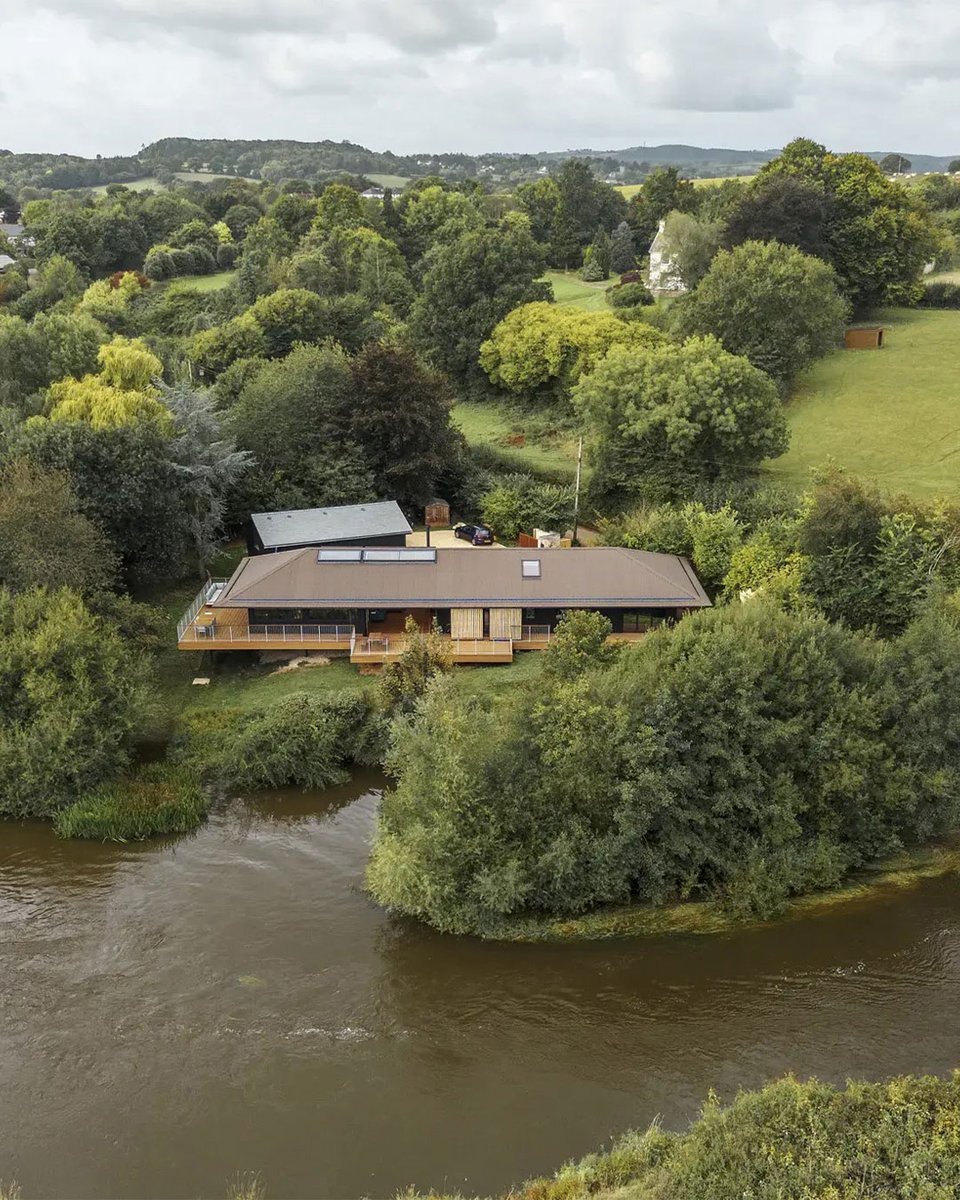 BuildItMagazine's tweet photo. Inspired by his travels, Mike Cowen built a striking lodge-style eco home on a sensitive riverbank plot in Devon: https://t.co/GxYH8ZeLpz https://t.co/Zy9zlkB5ig