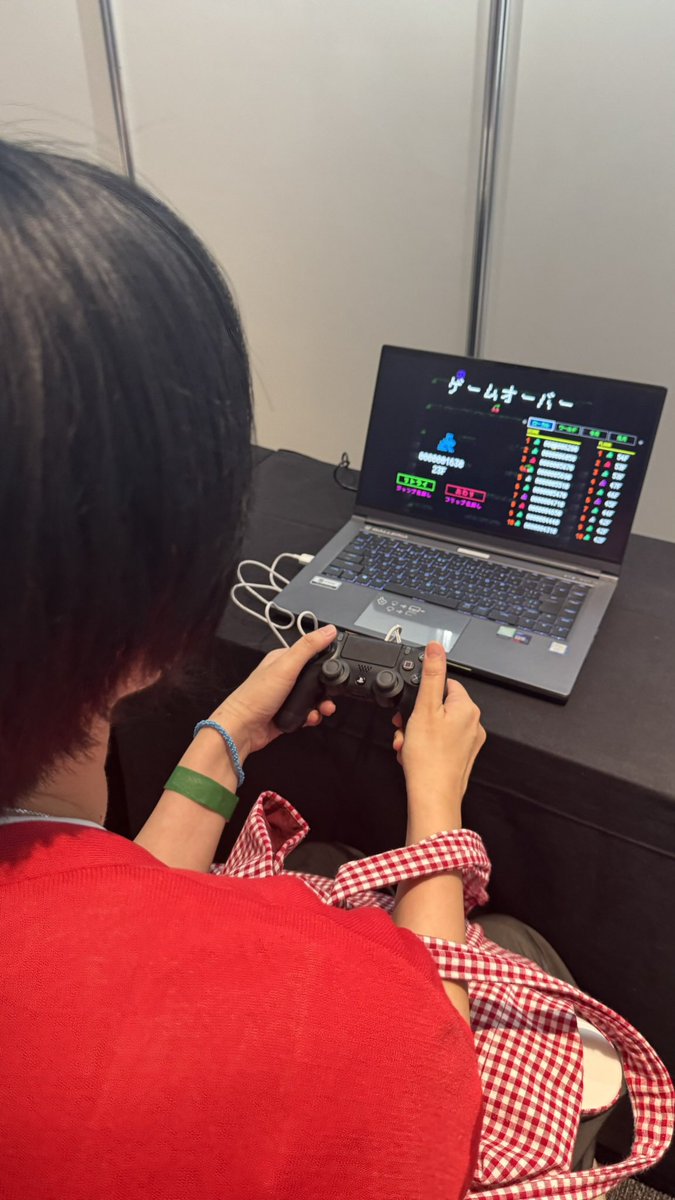 Poco4511BT's tweet photo. ステージのホールの両隣のホールにはいろんなゲームコーナーが並んでて。ホールをぐるっと囲んでいる通路にも試遊のテーブルがいくつも。
その中にハイドアウトのコーナーが😆カエルのゲームやってみたけど、すぐにTHE END🐸ジャンプしかできず！リモコンにボタンが多すぎるのよ🤣

#ハイドアウト404 https://t.co/5nzqR5bh7v