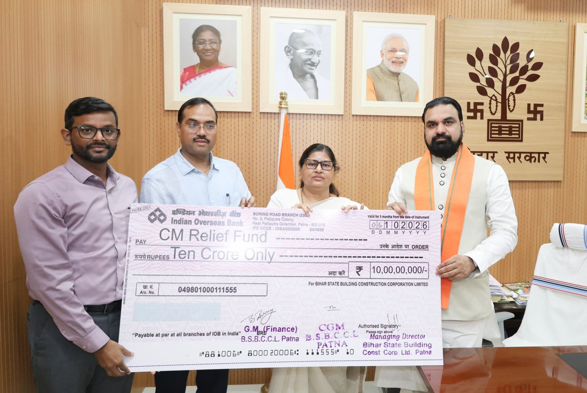 IPRDBihar's tweet photo. बिहार में आई बाढ़ के मद्देनजर प्रभावित परिवारों की सहायता के लिए बिहार राज्य भवन निर्माण निगम लिमिटेड ने 10 करोड़ रूपये का चेक मुख्यमंत्री राहत कोष के लिये माननीय मुख्यमंत्री श्री सम्राट चौधरी जी को लोक सेवक आवास स्थित 'संकल्प' सभागार में सौंपा।

माननीय मुख्यमंत्री जी ने इस सहयोग के लिये बिहार राज्य भवन निर्माण निगम लिमिटेड का आभार व्यक्त किया और कहा कि यह राशि राज्य में आपदा एवं कठिन परिस्थितियों के समय जरूरतमंद लोगों की मदद में काम आएगी।

#samratChoudhary
#CMsamrat