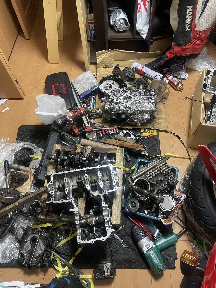 02_85400's tweet photo. とりあえず無事バラせたしカムチェーン交換して組み立て中
オイルパンのガスケット持ってるけどとりあえず綺麗に剥がせたし使い回して漏れてくるようなら交換でいっかなー
セカンダリーシャフトとかクランクシャフトはバラして意味わからなくなったりしたら嫌だから軽く清掃して戻した https://t.co/nrwRRDnCB6