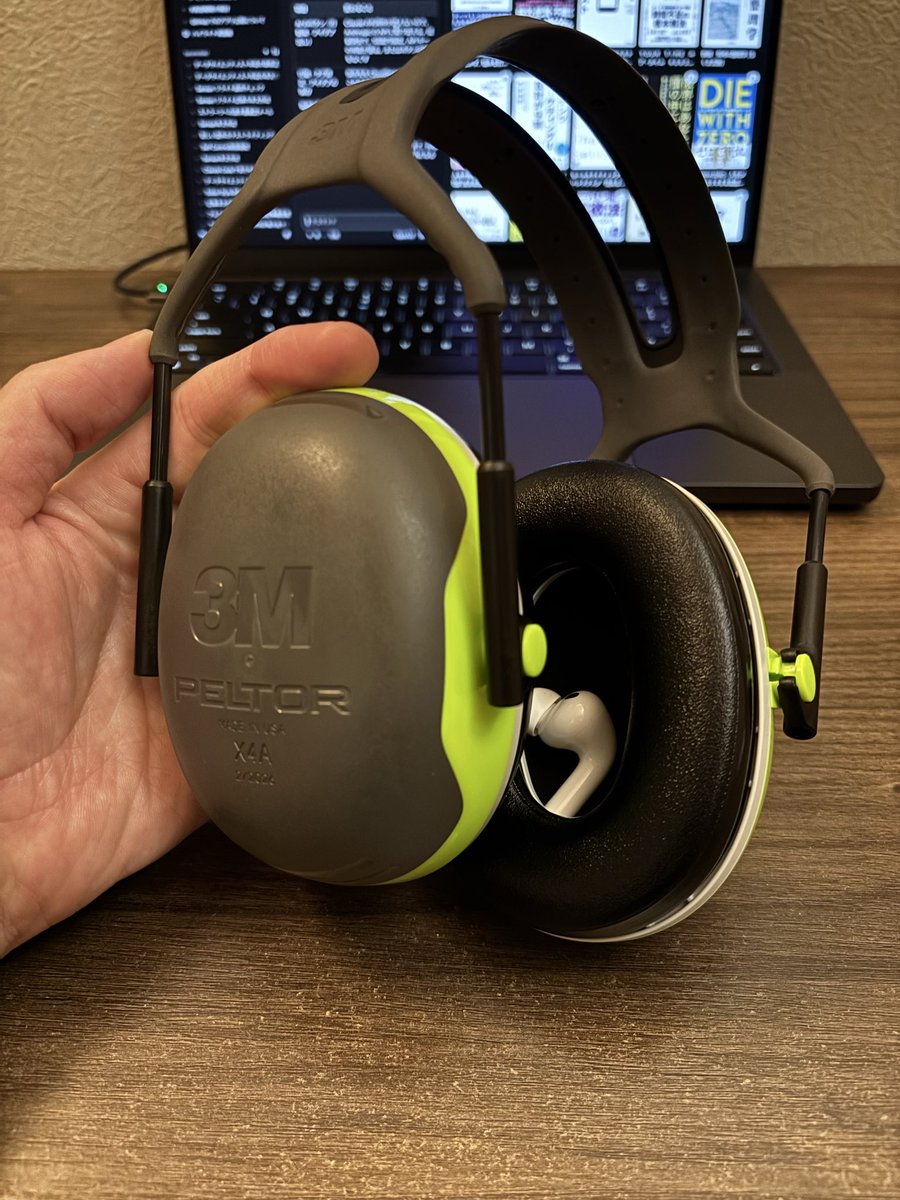 motekispace's tweet photo. 最近買ってよかったもの！
3M Peltor X4A。工場や建設現場の騒音から耳を守るイヤーマフ。これとAirPods Proの組み合わせで、ノイキャンでは消せなかった突発的な騒音もかなり軽減される。どこでも快適に仕事できるし、騒音をかき消すために音量を上げなくてよくなった。イヤホンなしでも集中できる🎧 https://t.co/SOcZvSqmyY