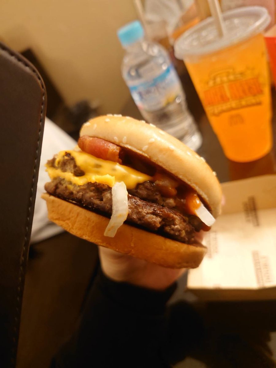 NaNoy_V's tweet photo. ニューヨークに行った時、日本ではもう食べることができないクォーターパウンダー食べたわ https://t.co/OSfW7jJZEf
