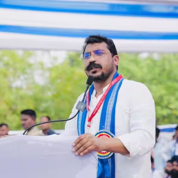 Shubhamshuklamp's tweet photo. सांसद चंद्रशेखर के ख़िलाफ़ बलात्कार के आरोप के एक शिकायत में, राउज एवेन्यू कोर्ट ने DCP को नोटिस जारी किया है कि:- “सुनिश्चित किया जाए कि सुनवाई की अगली तारीख़ तक जांच पूरी हो जाए।

कोर्ट ने मामले की सुनवाई 23 अक्टूबर के लिए निर्धारित की है।

दिल्ली पुलिस ने जांच पूरी करने के लिए 2 महीने का अतिरिक्त समय मांगा था जिसे कोर्ट ने खारिज कर दिया।

एक महिला ने चंद्रशेखर आज़ाद के ख़िलाफ़ शादी के बहाने बलात्कार का आरोप लगाते हुए शिकायत दर्ज कराई है।