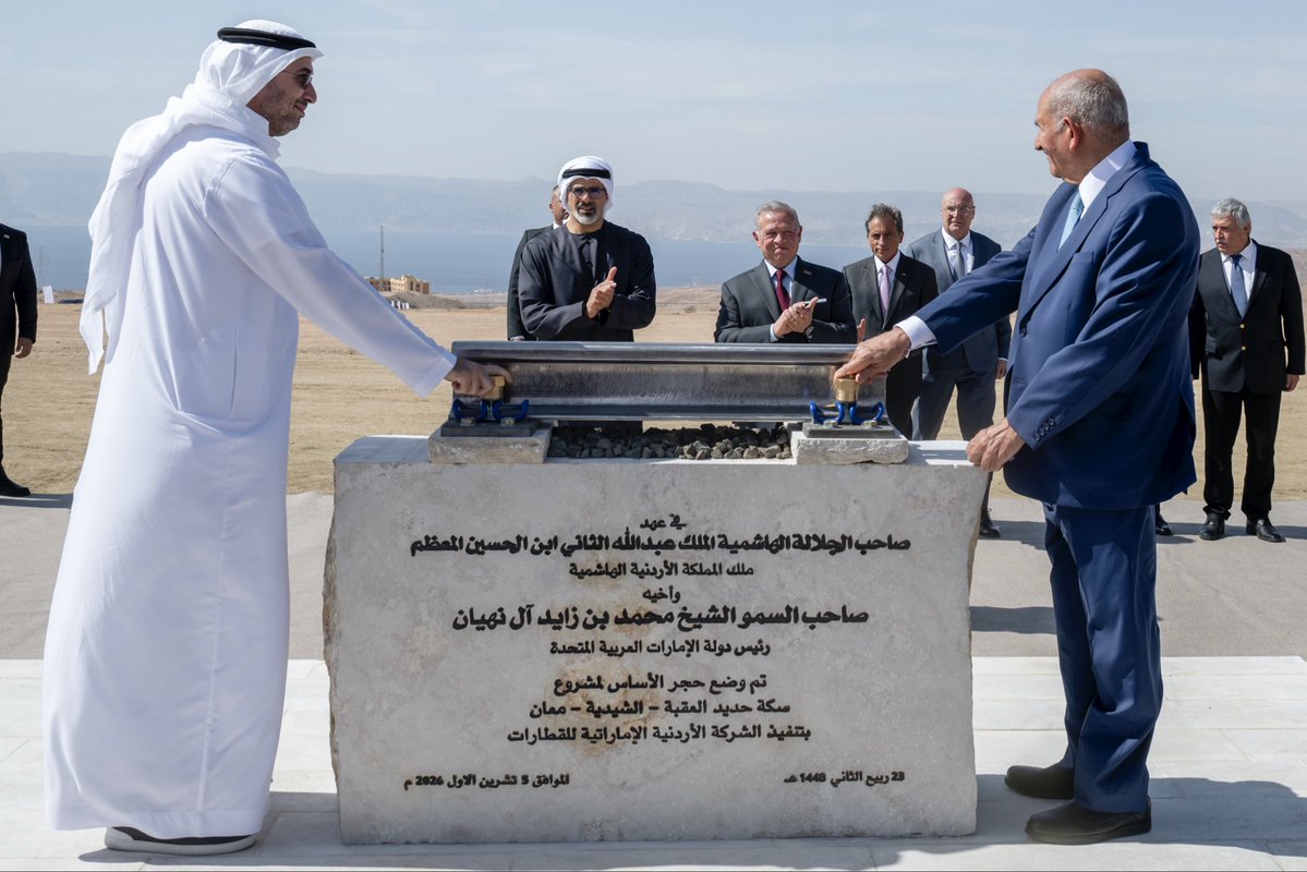 alkhaleej's tweet photo. الملك عبدالله الثاني بن الحسين، ملك المملكة الأردنية الهاشمية، وخالد بن محمد بن زايد، ولي عهد أبوظبي، يشهدان مراسم وضع حجر الأساس لمشروع سكة حديد العقبة – الشيديَّة – معان، الذي تطوّره الشركة الأردنية الإماراتية للقطارات باستثمار مشترك تصل قيمته إلى نحو 2.5 مليار دولار. 

#صحيفة_الخليج
