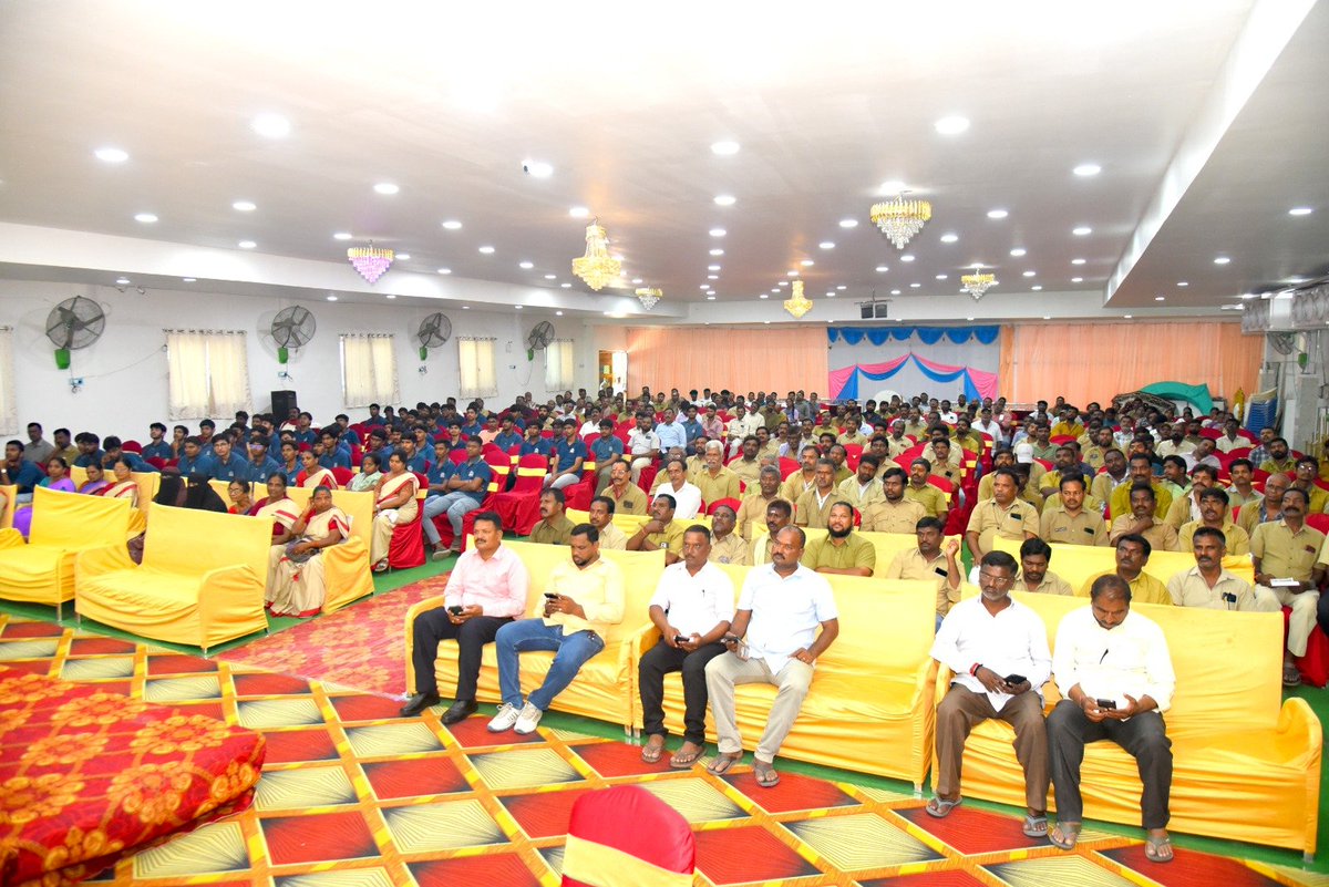 cpwarangal's tweet photo. Passenger safety is a priority for @warangalpolice.

Privileged to launch the “Abhaya – My Taxi Safe” App to enhance the safety of women and passengers.

Auto and cab operators are encouraged to register their vehicles and display the designated safety stickers obtained through their nearest Traffic Police Station.

Warangal Police – Committed to Safe & Secure Journeys.
@TelanganaDGP 
#AbhayaMyTaxiSafe