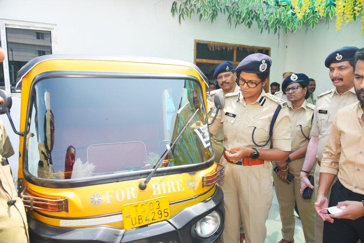 cpwarangal's tweet photo. Passenger safety is a priority for @warangalpolice.

Privileged to launch the “Abhaya – My Taxi Safe” App to enhance the safety of women and passengers.

Auto and cab operators are encouraged to register their vehicles and display the designated safety stickers obtained through their nearest Traffic Police Station.

Warangal Police – Committed to Safe & Secure Journeys.
@TelanganaDGP 
#AbhayaMyTaxiSafe