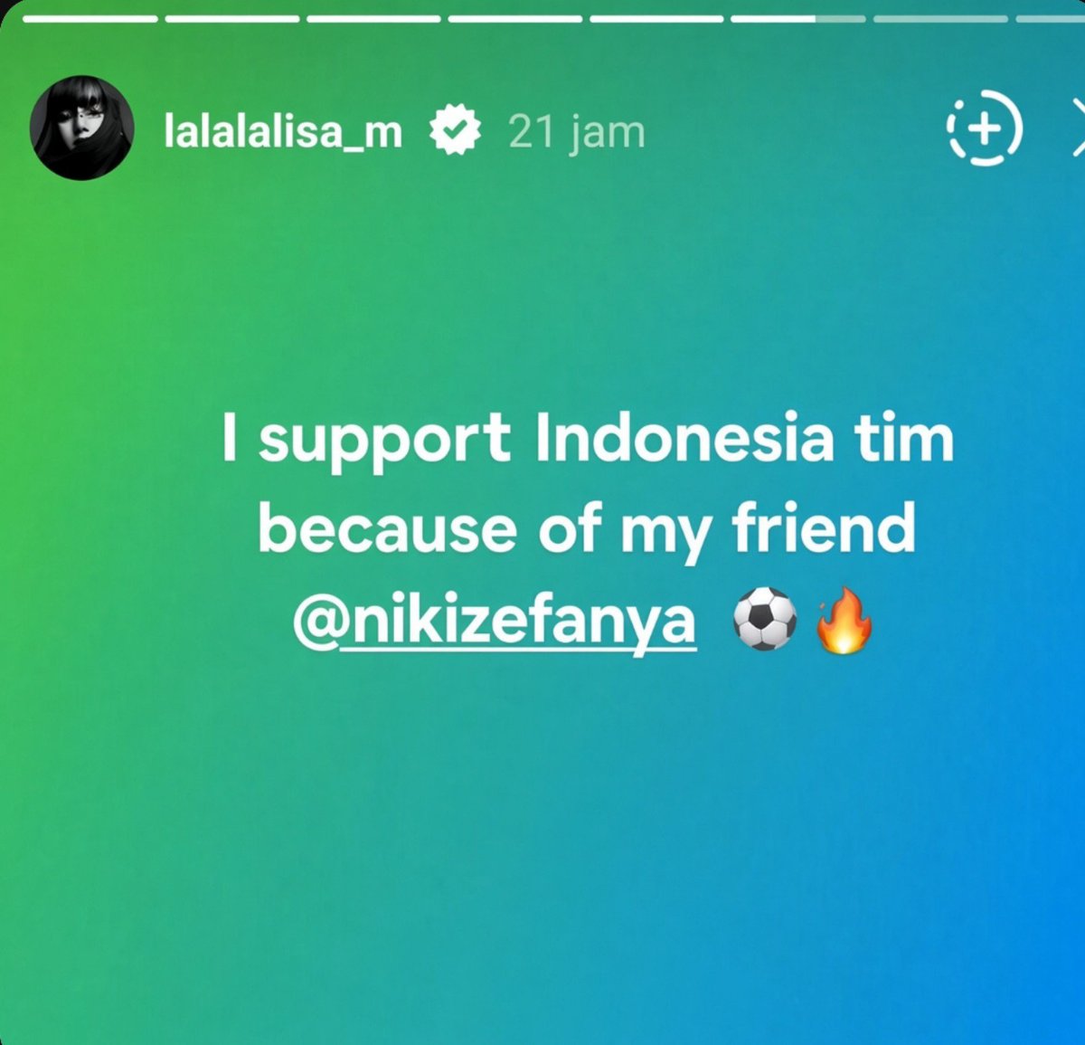 qrivasiii's tweet photo. Lisa Blackpink menunjukkan support nya kepada timnas Indonesia, walaupun sedang berhadapan dengan negaranya Thailand, " I support Indonesian team because of my friend Niki zefanya" , diketahui Lisa dan Niki sudah berteman sejak 2019 https://t.co/syWfSIMh32