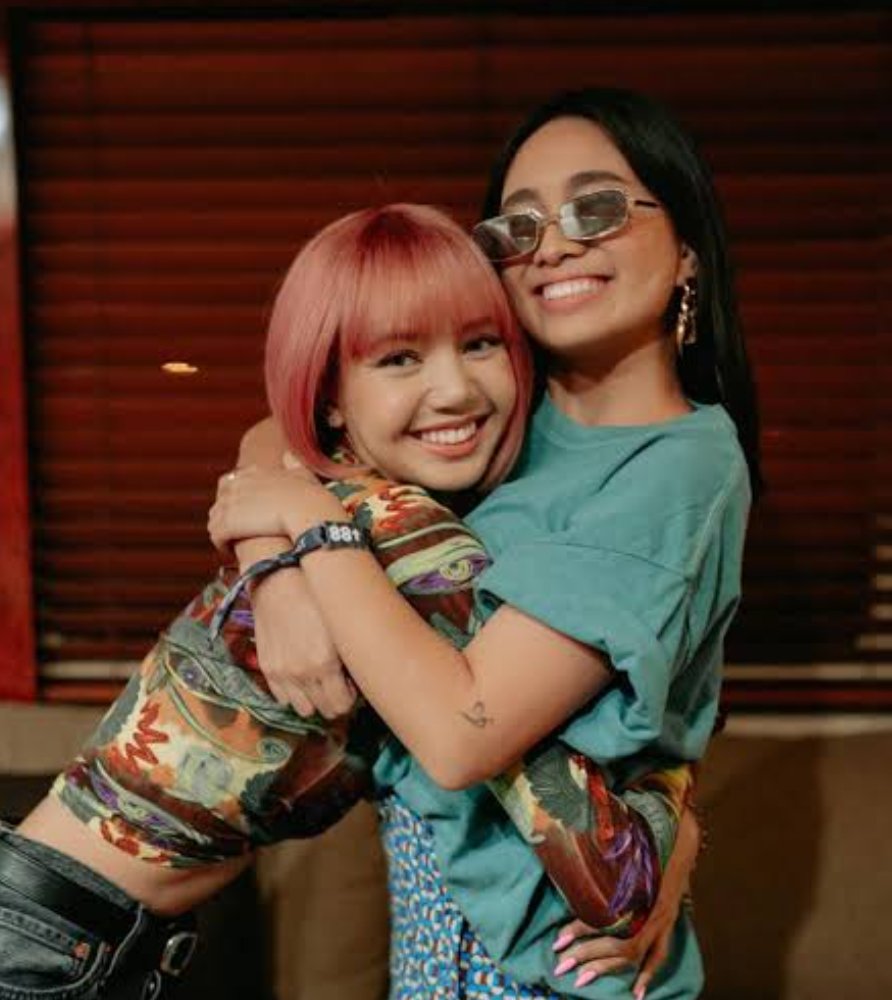 qrivasiii's tweet photo. Lisa Blackpink menunjukkan support nya kepada timnas Indonesia, walaupun sedang berhadapan dengan negaranya Thailand, " I support Indonesian team because of my friend Niki zefanya" , diketahui Lisa dan Niki sudah berteman sejak 2019 https://t.co/syWfSIMh32