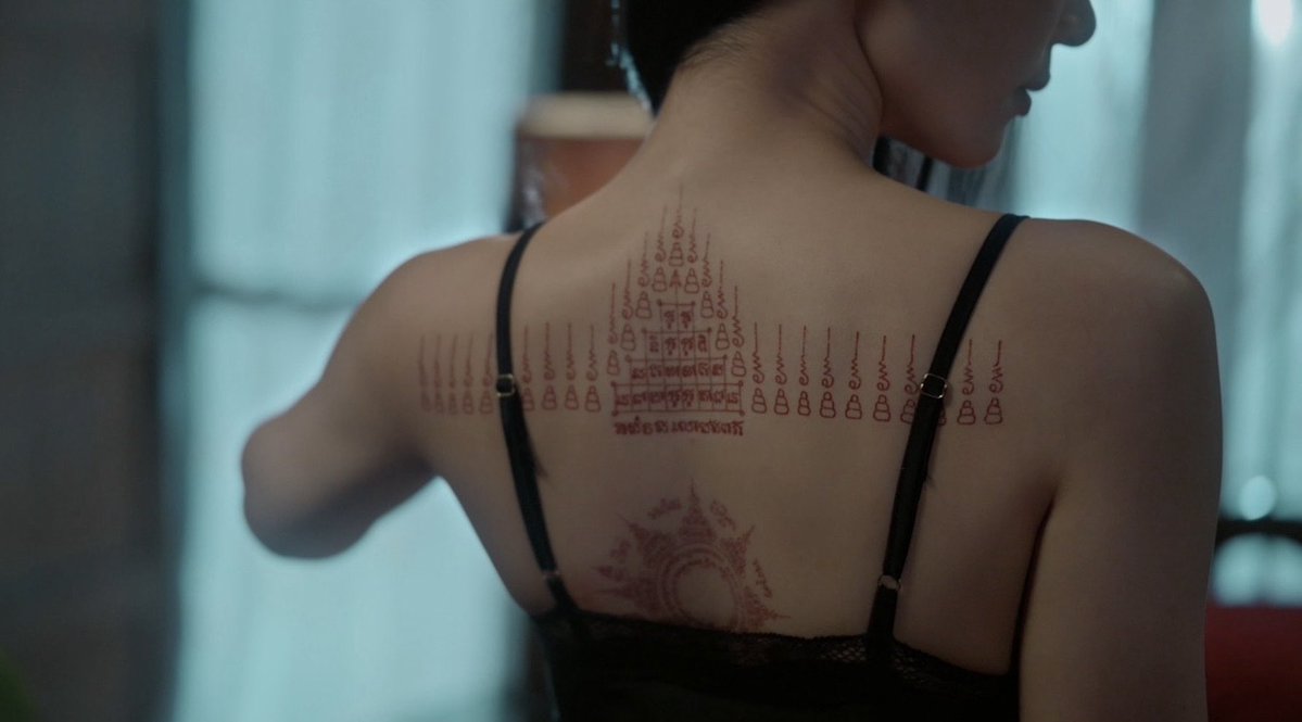 notnormal4her's tweet photo. “กำแพงแก้วพุทธคุณแคล้วคลาดปลอดภัย เช่นเดียวกับยันต์แปดทิศกลางหลังฉัน” 👑🐦‍🔥

KHOM KHLANG SPECIAL EP5
#ข่มขลังตอนที่5 https://t.co/LPZ7wo5ZHB