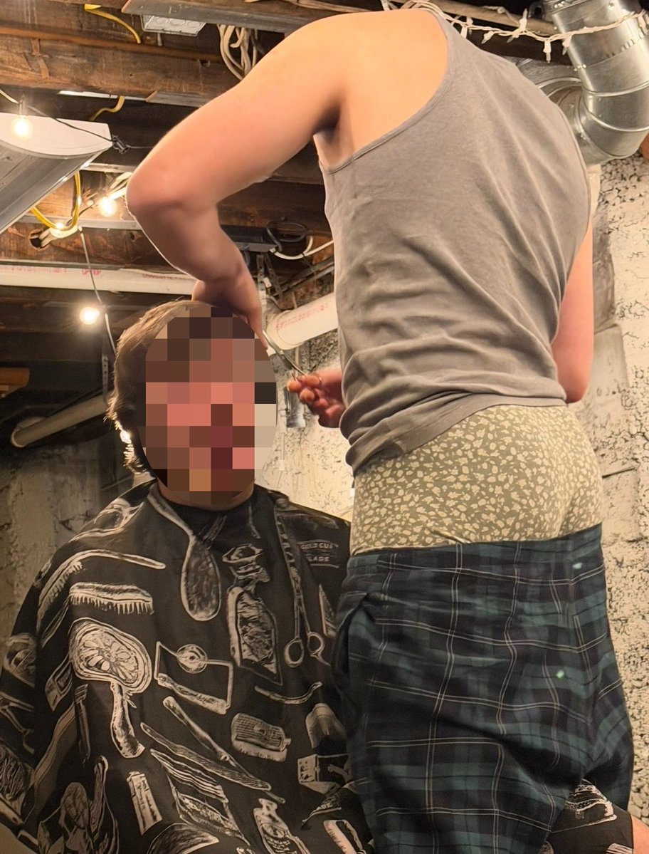 brocktcbesson's tweet photo. At-home barber makes for an even better stripper #doajob https://t.co/yTPqE6qo1u