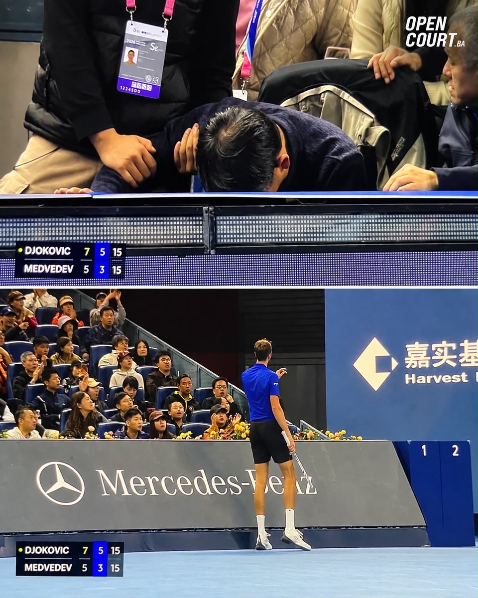 OpenCourtBA's tweet photo. FINAL INESPERADO EN PEKÍN. 😢

Con el partido ya encaminado, Djokovic estaba 7-5, 5-3 arriba y sacando para partido cuando Medvedev golpeó una pelota hacia atrás, sin intención, y terminó impactando a un espectador en la tribuna.

El espectador tuvo que ser asistido y se lo llevaron visiblemente dolorido. Aparentemente, el impacto habría sido en la zona del ojo.

Medvedev fue descalificado. No hubo intención, pero el reglamento y está bien tomada la decisión.