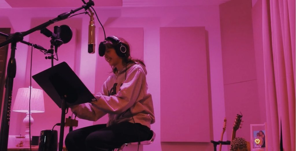 KINGTHEREALFIII's tweet photo. The one in the photo from Lisa's studio—is that Lisa with Jennie? 👀 https://t.co/GSpm9lIOut