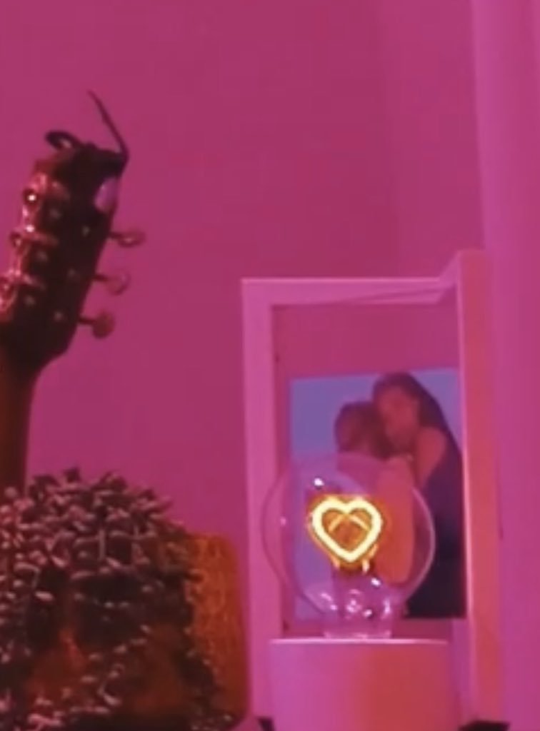 KINGTHEREALFIII's tweet photo. The one in the photo from Lisa's studio—is that Lisa with Jennie? 👀 https://t.co/GSpm9lIOut