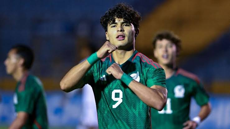 DailyFootyTakes's tweet photo. 🇲🇽 Feyenoord striker Stéphano Carrillo led the line for Mexico’s U20 team during their CONCACAF U20 Championship run.

A pure reference point #9 who excels at pinning center backs, winning high volume aerial duels, and attacking crosses with elite instincts.

He’s got massive physical presence, strong back to goal hold up play, and continuous pressing energy off the ball.

By all accounts, European scouts have been keeping close tabs on his development in the Netherlands.

He turned 20 this year and continues to refine his game as one of Mexico's premier youth prospects.

One to watch, should be getting a senior national team call up