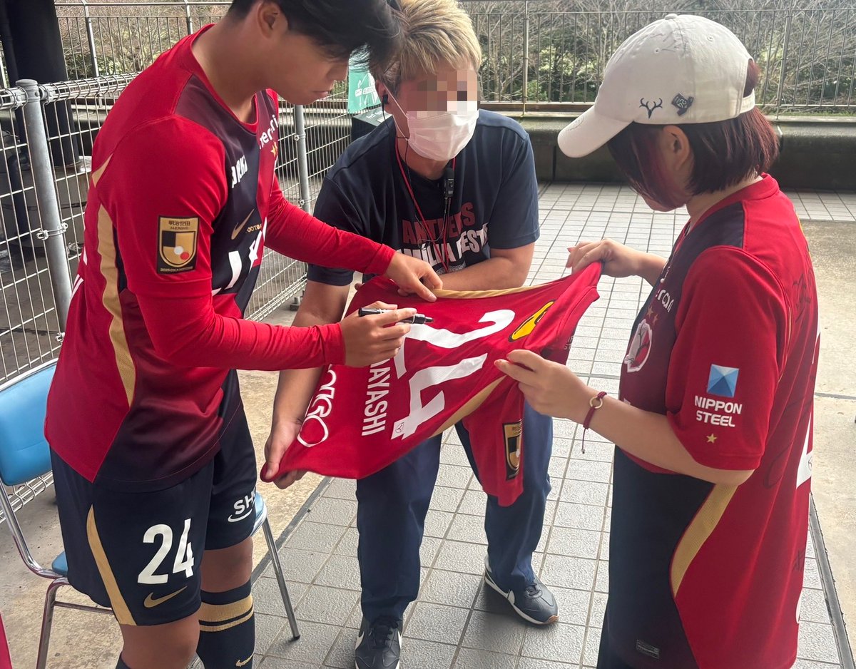 pocket_39's tweet photo. アントラーズファミリアフェスタ✨
投稿遅くなりましたが、初めて参加したファンイベントとても楽しかったです🥰

林選手には、ユニフォームに「突破」とお名前を書いていただきました😌

唯一無二の宝物です☺️
ずっと大切にします✨

#アントラーズファミリアフェスタ
#鹿島アントラーズ
#林晴己 https://t.co/MOlvl1U3lu