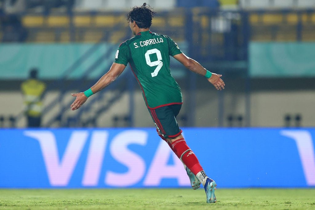 DailyFootyTakes's tweet photo. 🇲🇽 Feyenoord striker Stéphano Carrillo led the line for Mexico’s U20 team during their CONCACAF U20 Championship run.

A pure reference point #9 who excels at pinning center backs, winning high volume aerial duels, and attacking crosses with elite instincts.

He’s got massive physical presence, strong back to goal hold up play, and continuous pressing energy off the ball.

By all accounts, European scouts have been keeping close tabs on his development in the Netherlands.

He turned 20 this year and continues to refine his game as one of Mexico's premier youth prospects.

One to watch, should be getting a senior national team call up