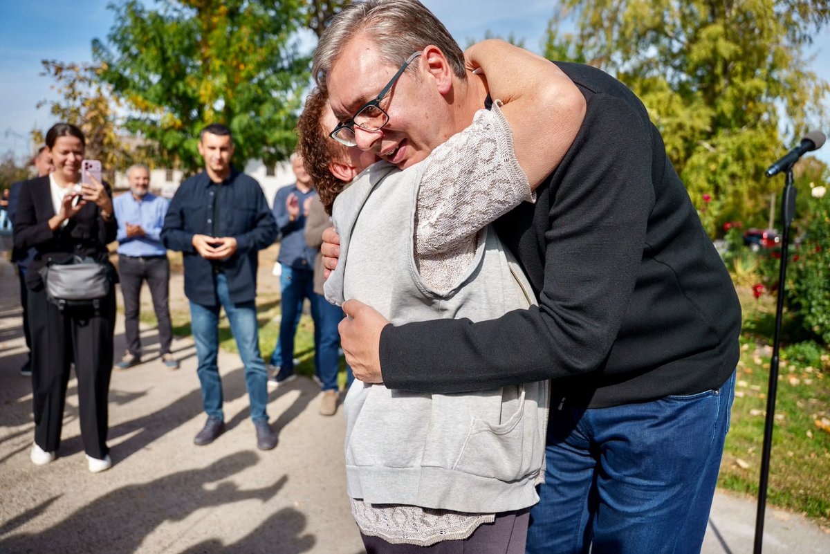 sns_srbija's tweet photo. Носилац листе "Уједињена Србија" Александар Вучић @avucic посетио је Србобран, где је разговарао са грађанима те општине и обишао породицу Максимовић.
https://t.co/otjL7SpYgV https://t.co/jYABgvTn4i