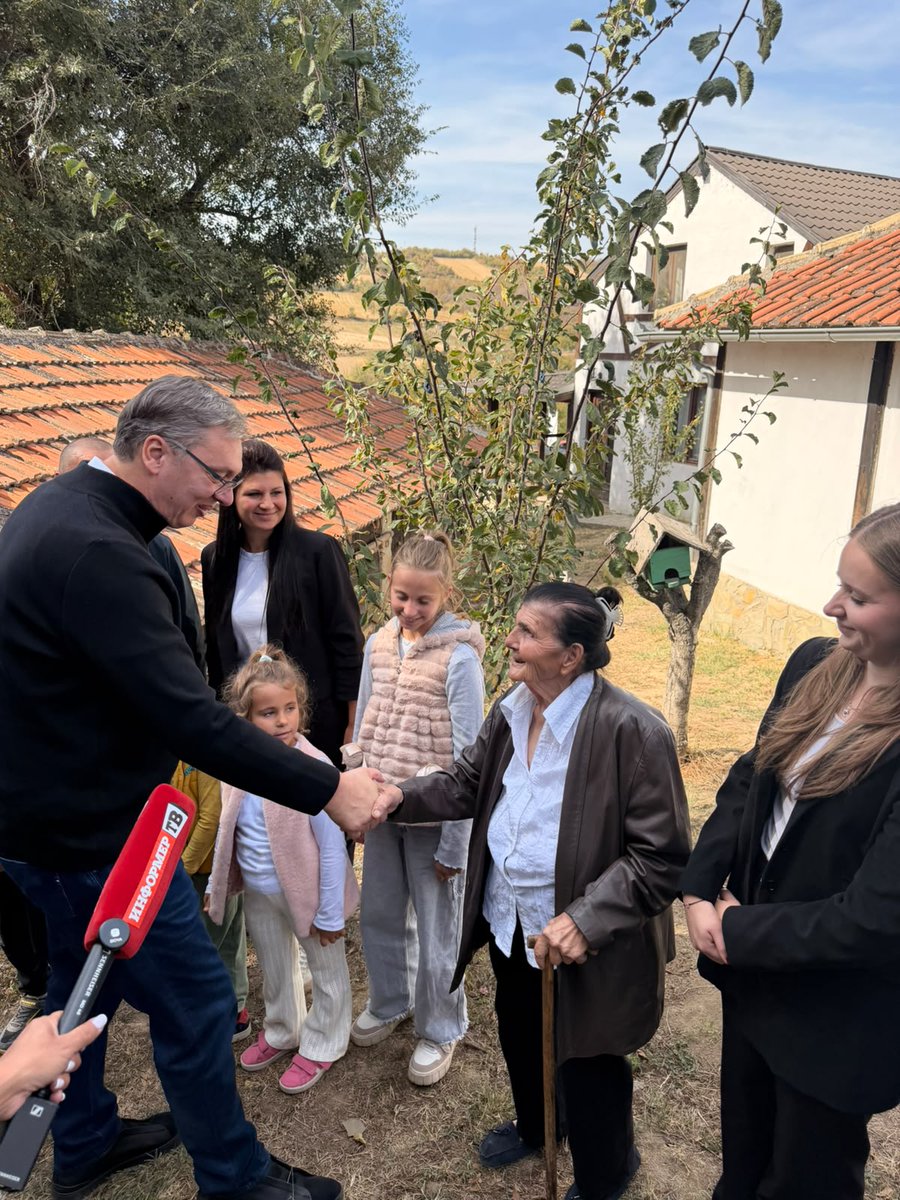 sns_srbija's tweet photo. Носилац листе "Уједињена Србија" Александар Вучић @avucic посетио је Србобран, где је разговарао са грађанима те општине и обишао породицу Максимовић.
https://t.co/otjL7SpYgV https://t.co/jYABgvTn4i