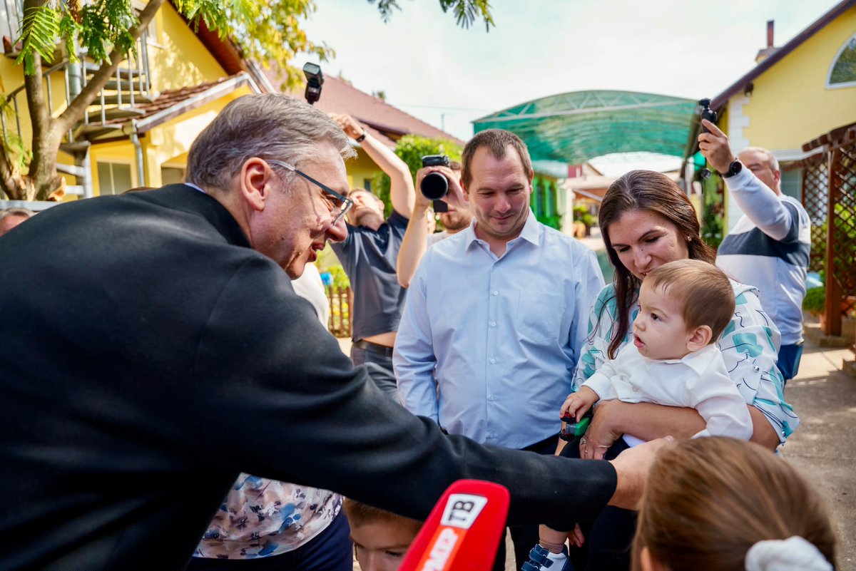 sns_srbija's tweet photo. Носилац листе "Уједињена Србија" Александар Вучић @avucic посетио је Србобран, где је разговарао са грађанима те општине и обишао породицу Максимовић.
https://t.co/otjL7SpYgV https://t.co/jYABgvTn4i