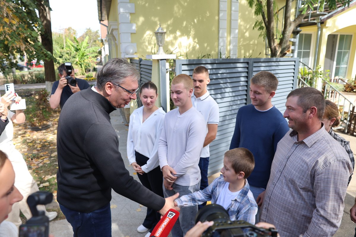 sns_srbija's tweet photo. Носилац листе "Уједињена Србија" Александар Вучић @avucic посетио је Србобран, где је разговарао са грађанима те општине и обишао породицу Максимовић.
https://t.co/otjL7SpYgV https://t.co/jYABgvTn4i