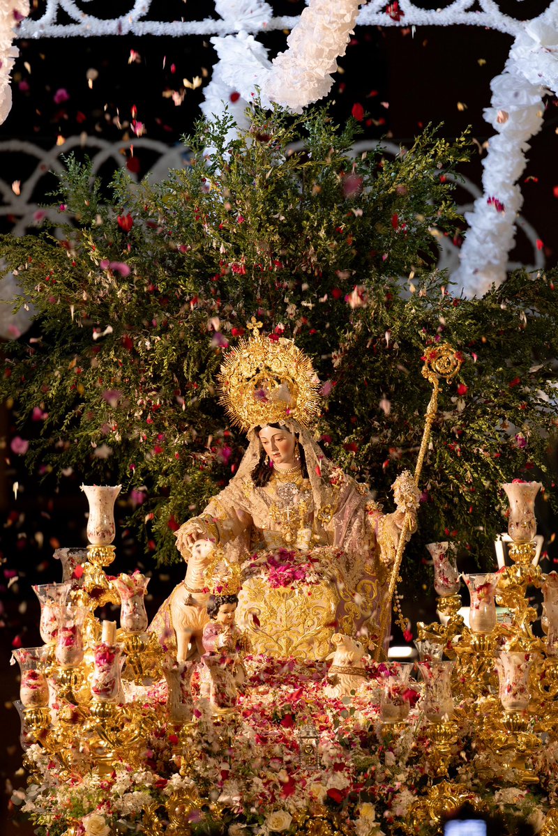 DivinaPastora's tweet photo. Dos años nos separan del regreso de la #DivinaPastora hacia su barrio de Capuchinos como Patrona Coronada 💐👑

Una noche marcada para siempre en la memoria de su gente 🤎 #soyPastoreño https://t.co/y9jECEILSB