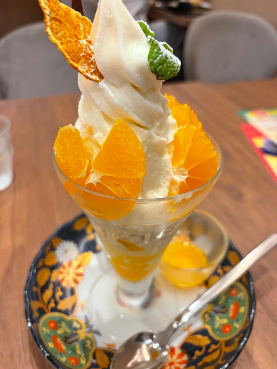 naitomeee's tweet photo. 夜ご飯はフルーツパフェやったんや
ソフトクリームが牛乳感に溢れているソフトクリームはうまい https://t.co/gPzJKZRvEK