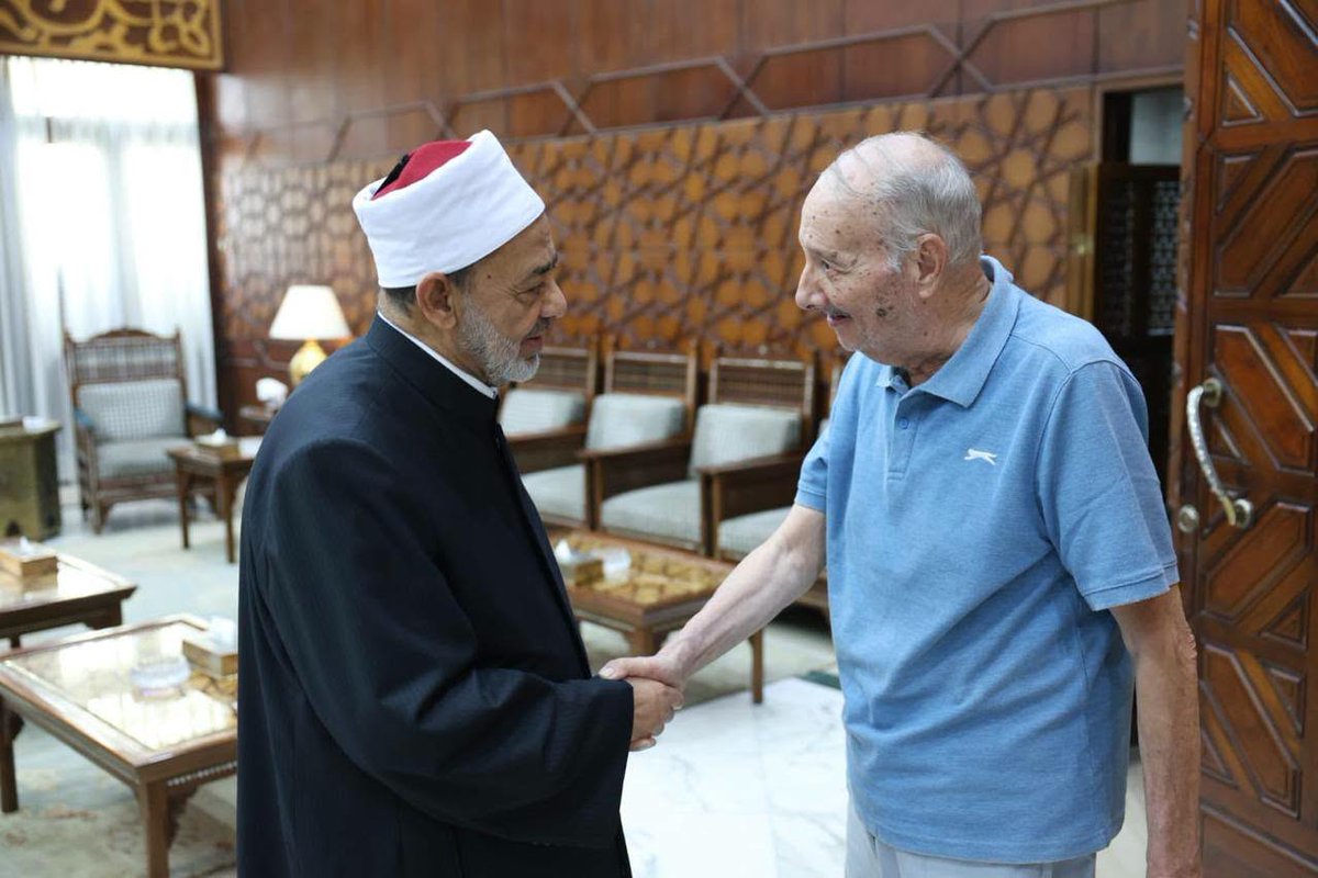 AJA_Egypt's tweet photo. وفد من ضباط الصاعقة القدامى أبطال حرب أكتوبر يقدم درع الصاعقة إلى شيخ الأزهر أحمد الطيب خلال استقباله لهم https://t.co/19xMHRnG0Z