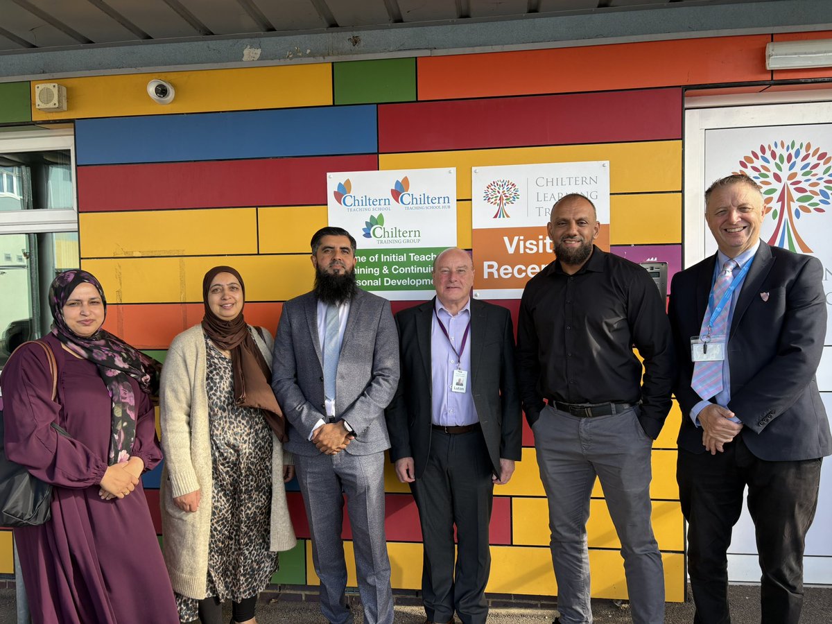 ChilternLT's tweet photo. It was great to have Cllr Robert Roche, Cllr Khtija Malik, Rehana Faisal and Tariq Khalil from The Raise Up Foundation join us today for a discussion on how we can roll out our serious youth violence curriculum across schools in Luton! 

@unleashing_me @AJRAllModCons https://t.co/XOxrHycxK8