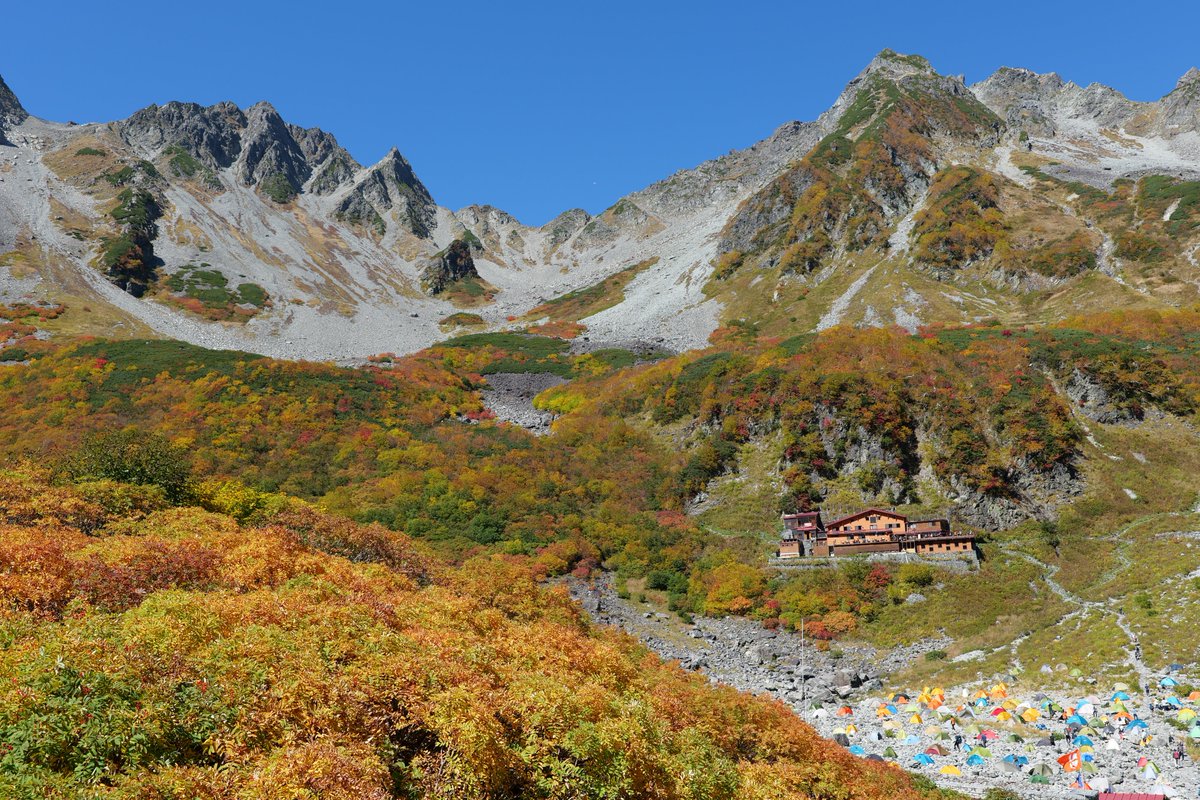 Okamamamada's tweet photo. 10月3日(登山の日)に紅葉を求めて涸沢カールへ。
この絶景のためなら30kmなんて余裕で歩けます。

左:スタンダードの何もいじってない撮って出し
右:リアルタイムLUT Autumnを50%適用

 #LUMIX  #S1II https://t.co/vGCqL0kYTY