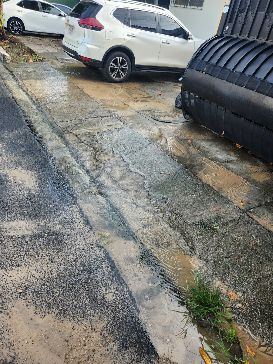 romeozelaya's tweet photo. @ANDASV  reportr una fuga de agua potable. Residencial.San Luis, calle #2 , Pje 1, San Salvador. Justo afuera de Aptos #11 y #12. https://t.co/4jcOeIcj31