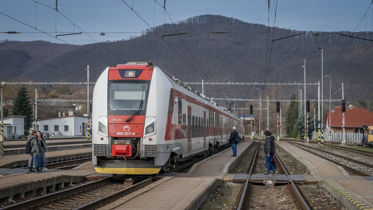 Pravdask's tweet photo. Železnice Slovenskej republiky (ŽSR) pokračujú v odstraňovaní následkov požiaru, ktorý 30. septembra poškodil infraštruktúru v železničnej stanici #Žilina. Prevádzka v dotknutom úseku zostáva obmedzená, pričom prejazd vlakov cez žilinský železničný uzol je… dlvr.​it/TVnLlw https://t.co/4sldQAUbto