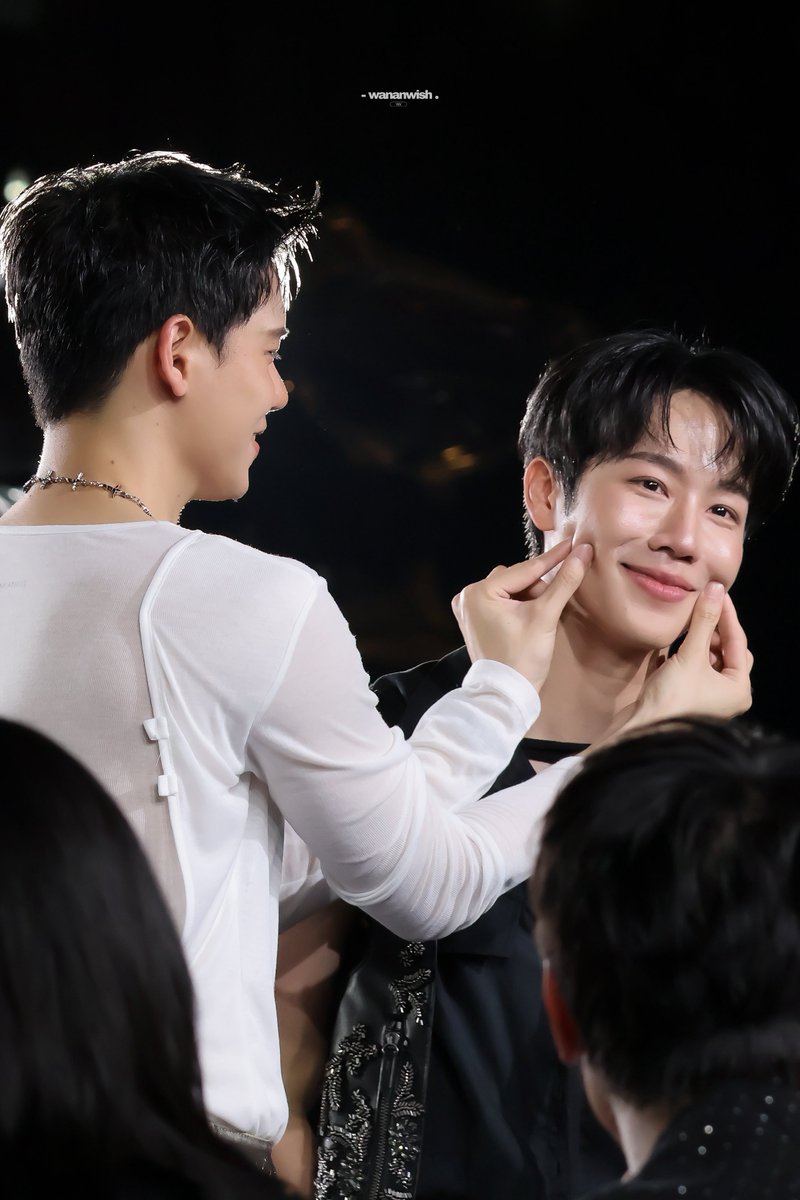 wananwish's tweet photo. (05/10/26)

แก้มนุ่มเลยล่ะะะ

#หยิ่นวอร์
#PoliceinLoveFanEXP
#centralwOrld
PIL FAN INTIMACY https://t.co/a3ReexvuQ9