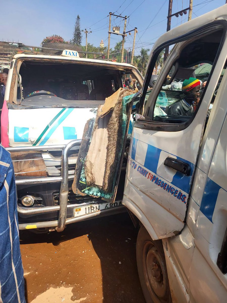 CapitalFMUganda's tweet photo. Three people have died and four others were injured after a Toyota Hiace lost control while descending Namirembe Road in Kampala. Police say the taxi struck a pedestrian before ramming into a tricycle, a motorcycle, and another taxi. Investigations are ongoing.

#NewsUpdates https://t.co/v1lf2wvd4i