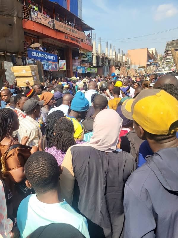 CapitalFMUganda's tweet photo. Three people have died and four others were injured after a Toyota Hiace lost control while descending Namirembe Road in Kampala. Police say the taxi struck a pedestrian before ramming into a tricycle, a motorcycle, and another taxi. Investigations are ongoing.

#NewsUpdates https://t.co/v1lf2wvd4i