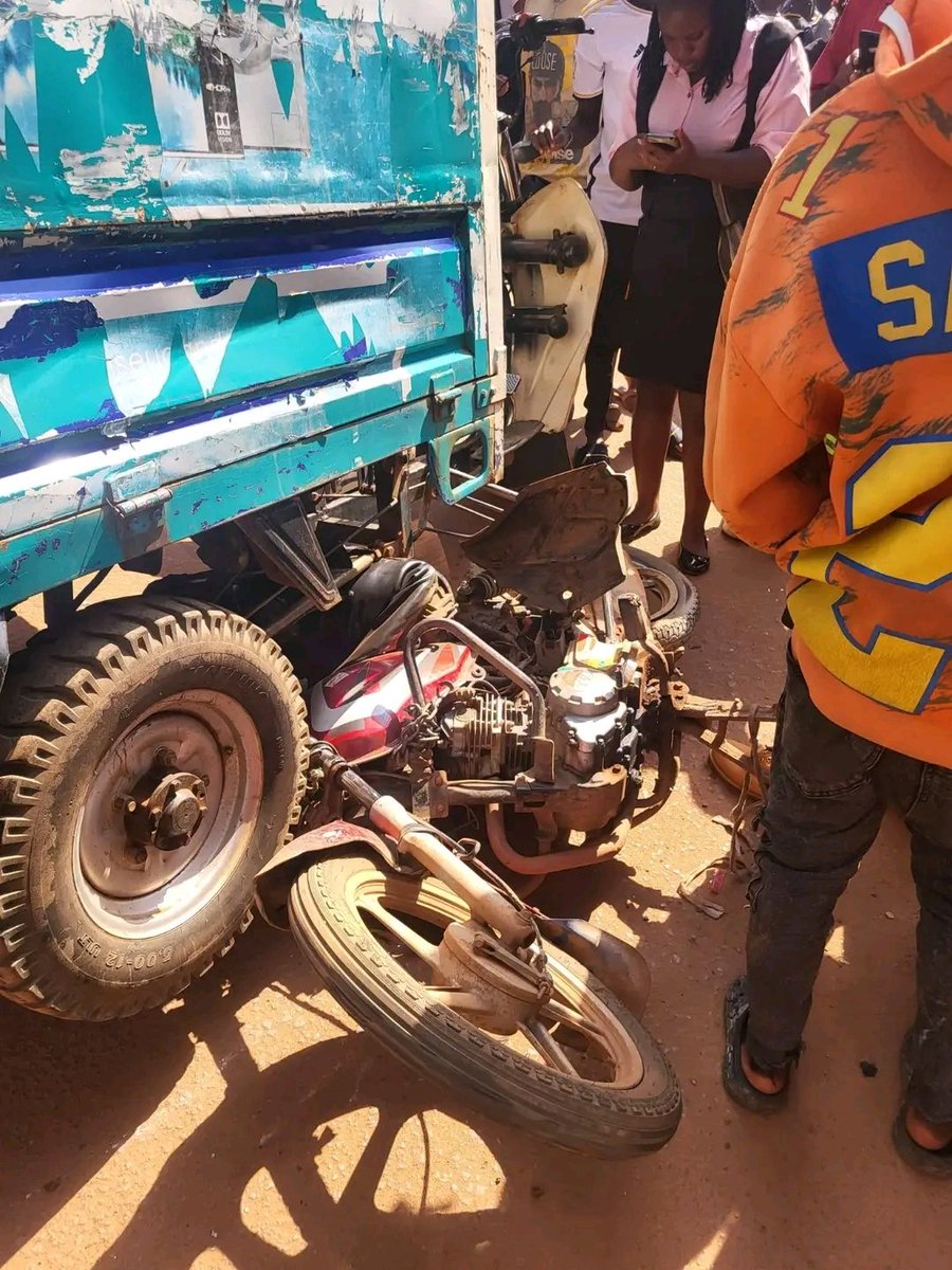 CapitalFMUganda's tweet photo. Three people have died and four others were injured after a Toyota Hiace lost control while descending Namirembe Road in Kampala. Police say the taxi struck a pedestrian before ramming into a tricycle, a motorcycle, and another taxi. Investigations are ongoing.

#NewsUpdates https://t.co/v1lf2wvd4i