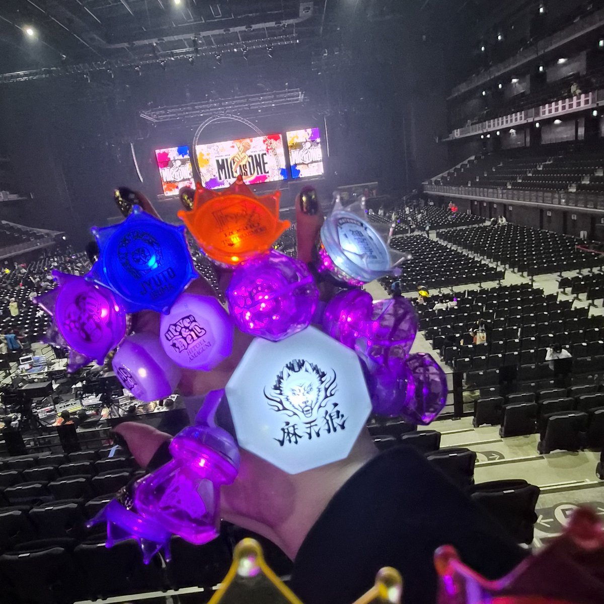 carakolo's tweet photo. 一昨日はヒプのライブ、昨日は鎌倉とよく遊んだから、今日は仕事頑張った！！すごく頑張った！！！
写真はヒプの思い出と、初ポッポのポテトと、フリースタイルラップバトルできそうな服で公暁の隠れた銀杏と撮った明らかに場違いな人だよ。 https://t.co/Lhgg4MirT4