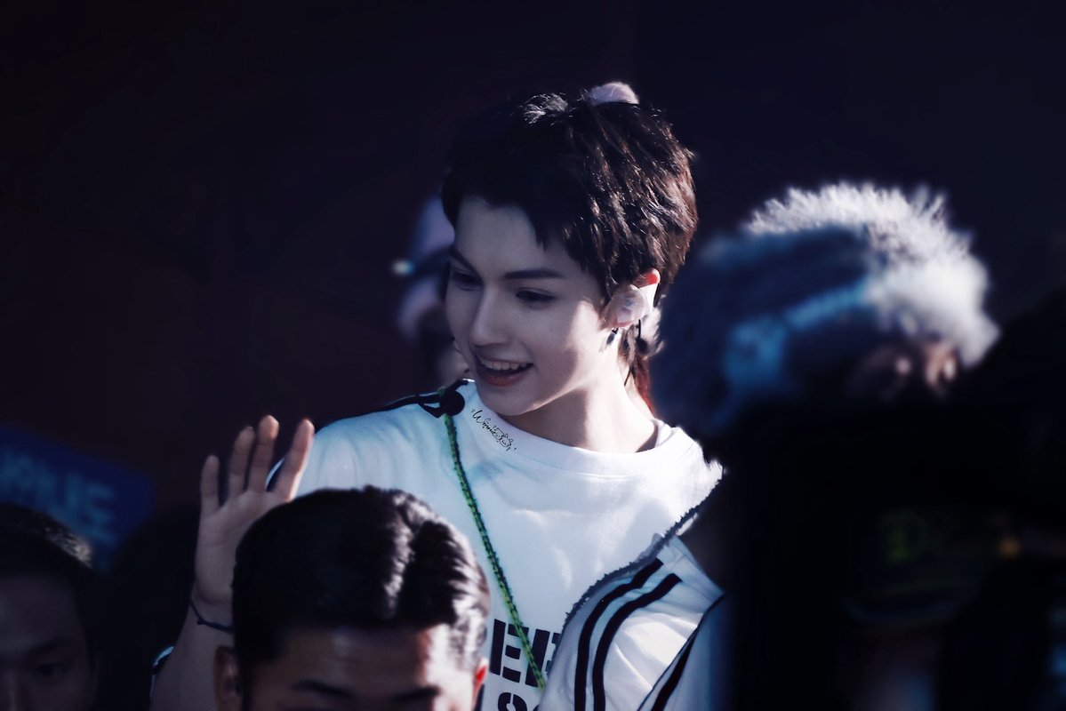 chrliest's tweet photo. everyone needs to know just how much Charlie loves his fans... look. the way he looks at fans so softly 🥺 and then smiles all sweet like that im actually melting 🥺 he deserves so much love.. my baby is so softly and full of love for everyone around him.. https://t.co/bNorl1xtOe