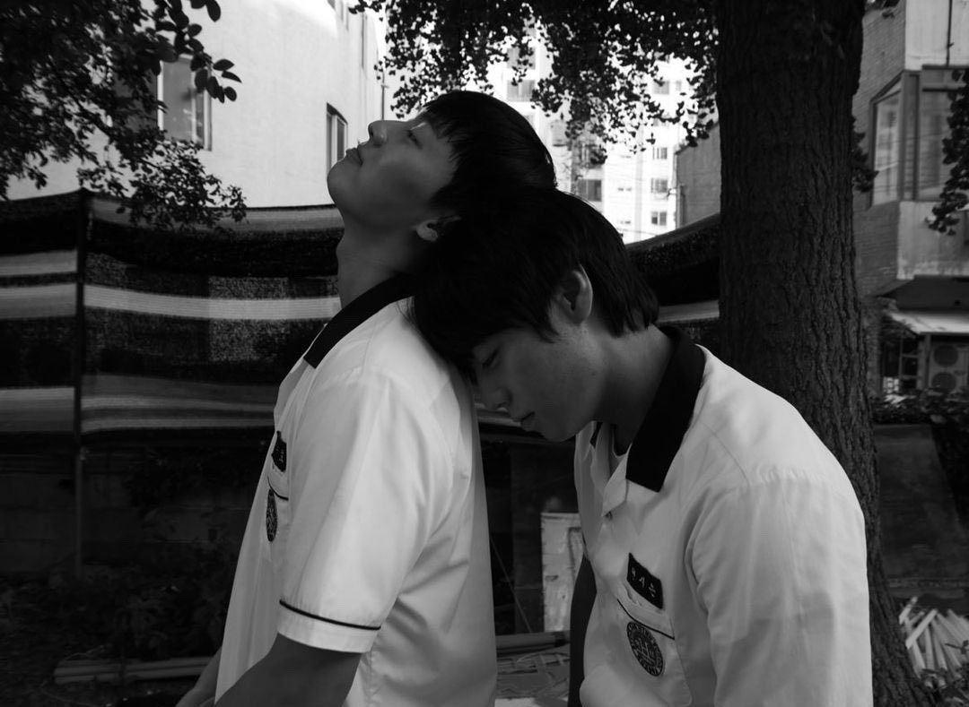 soro1314's tweet photo. 손글씨 누끼 따서 위젯 추가하고
아래 사진으로 배경화면 설정하면
사진 속 수호시은의 포즈, 표정과 각자의 대사가
정말 절묘하게 맞아 떨어진다는 꿀팁 전해드리며…

사진 속에서 둘이
이런 대화하고 있을 것만 같고 그러네🥹🫂 https://t.co/CHZ0RajfCw