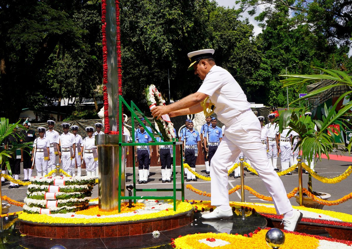 AN_Command's tweet photo. On the occasion of the Silver Jubilee celebrations of #ANC, CINCAN and Component Commanders laid wreaths at the War Memorial, Brichgunj Military Station, paying solemn tribute to the bravehearts who made the supreme sacrifice in service of the nation. Their courage, unwavering resolve and selfless service continue to inspire generations and strengthen our collective resolve to uphold their proud legacy.

#SilverJubilee #25YearsOfService #RememberingTheFallen #ServiceBeforeSelf #IndianArmedForces