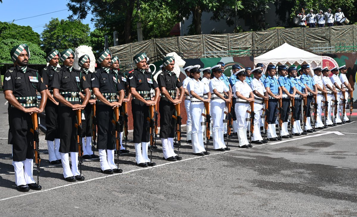 AN_Command's tweet photo. On the occasion of the Silver Jubilee celebrations of #ANC, CINCAN and Component Commanders laid wreaths at the War Memorial, Brichgunj Military Station, paying solemn tribute to the bravehearts who made the supreme sacrifice in service of the nation. Their courage, unwavering resolve and selfless service continue to inspire generations and strengthen our collective resolve to uphold their proud legacy.

#SilverJubilee #25YearsOfService #RememberingTheFallen #ServiceBeforeSelf #IndianArmedForces