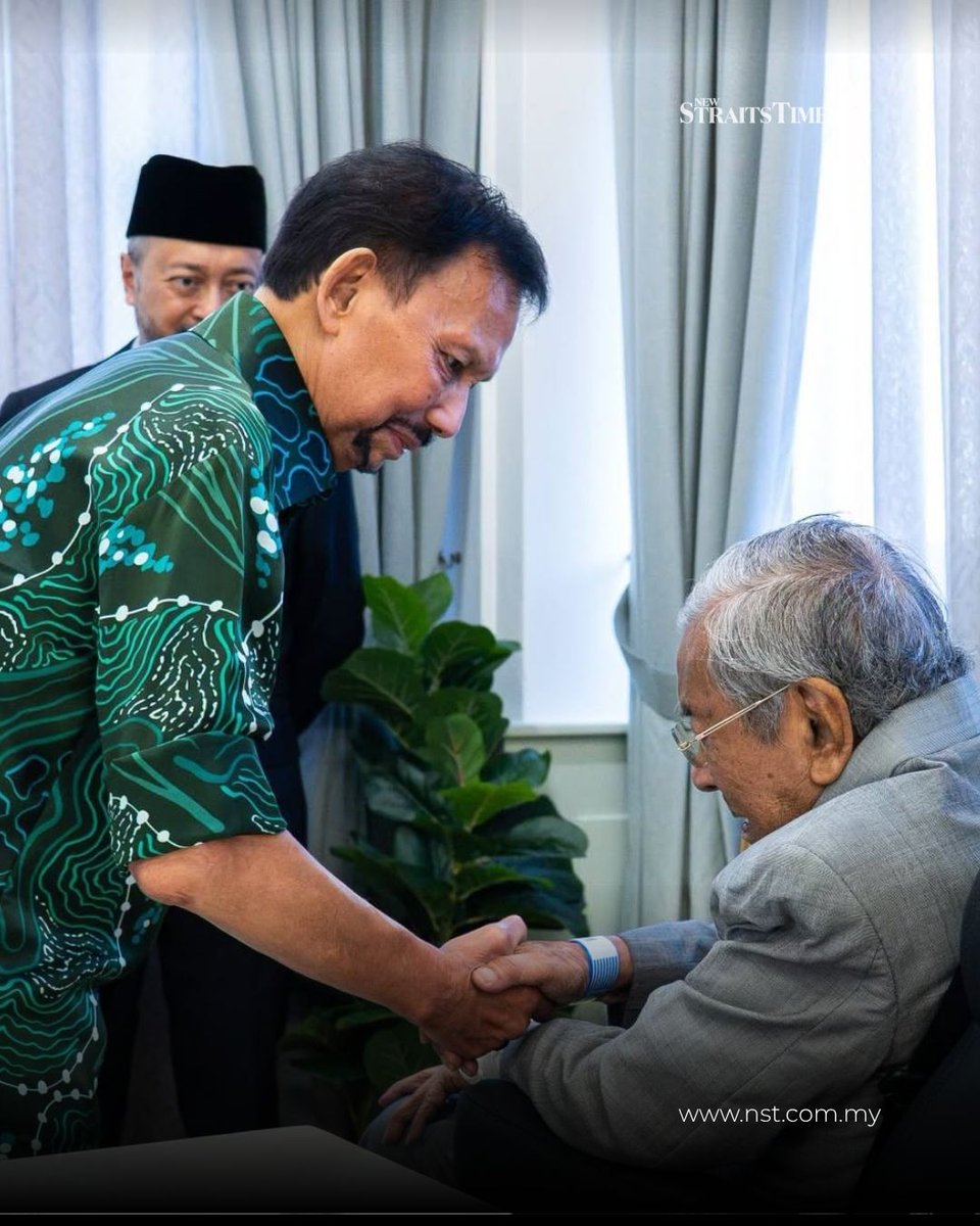 NST_Online's tweet photo. #NSTnation The visit was shared on Dr Mahathir's official Facebook page, which said the Brunei ruler had visited the 101-year-old former prime minister at IJN on Oct 4.

📸 PIC CREDIT: FB/TunDrMahathir

Read more: https://t.co/6zeHTh2eLc https://t.co/4nH9zQiHVG
