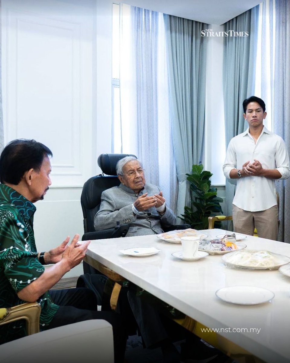 NST_Online's tweet photo. #NSTnation The visit was shared on Dr Mahathir's official Facebook page, which said the Brunei ruler had visited the 101-year-old former prime minister at IJN on Oct 4.

📸 PIC CREDIT: FB/TunDrMahathir

Read more: https://t.co/6zeHTh2eLc https://t.co/4nH9zQiHVG