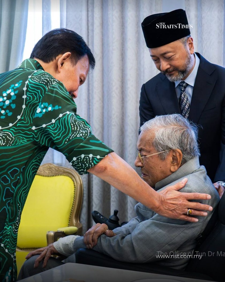 NST_Online's tweet photo. #NSTnation The visit was shared on Dr Mahathir's official Facebook page, which said the Brunei ruler had visited the 101-year-old former prime minister at IJN on Oct 4.

📸 PIC CREDIT: FB/TunDrMahathir

Read more: https://t.co/6zeHTh2eLc https://t.co/4nH9zQiHVG