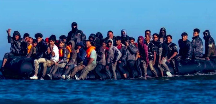 isaacrrr7's tweet photo. ATERRADOR: El gobierno británico ha admitido que prácticamente TODAS las mujeres que intentan llegar al Reino Unido en barco son violadas durante la travesía. Algunas incluso son arrojadas al mar tras ser violadas.

Literalmente están importando violadores. https://t.co/d21UA0f4HF