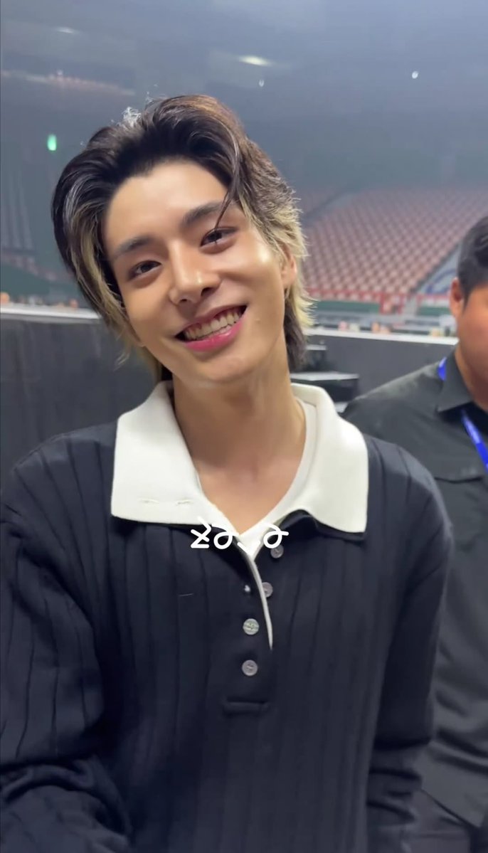 heeejaked's tweet photo. a smile that could cure the whole world https://t.co/URmppLem4Z