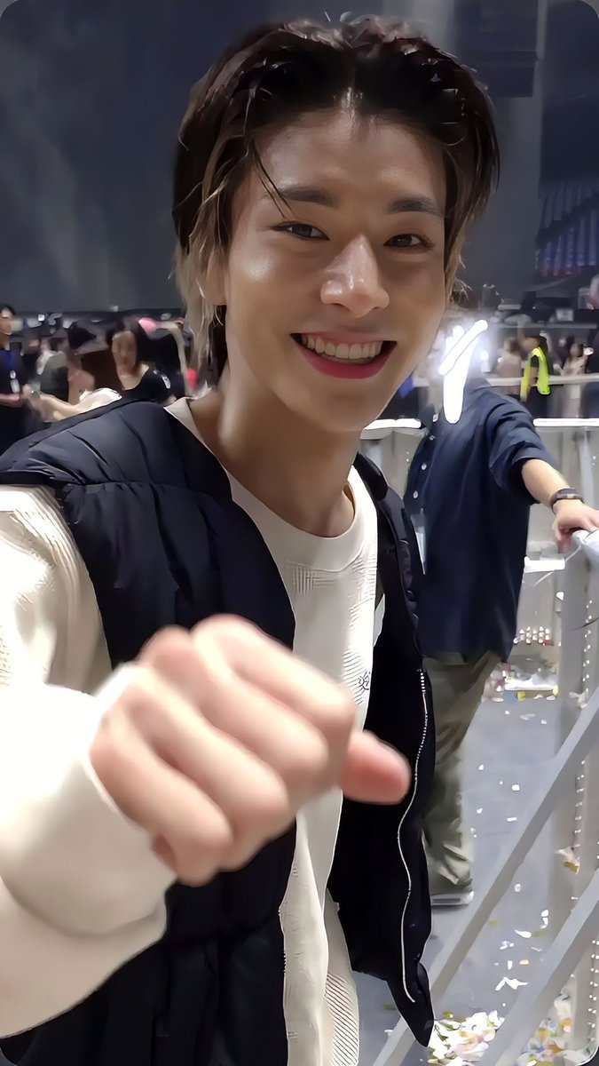 heeejaked's tweet photo. a smile that could cure the whole world https://t.co/URmppLem4Z